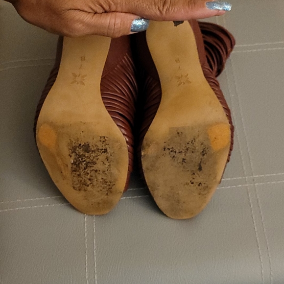 Peep toe ankle boots with back zipper. - Picture 6 of 6